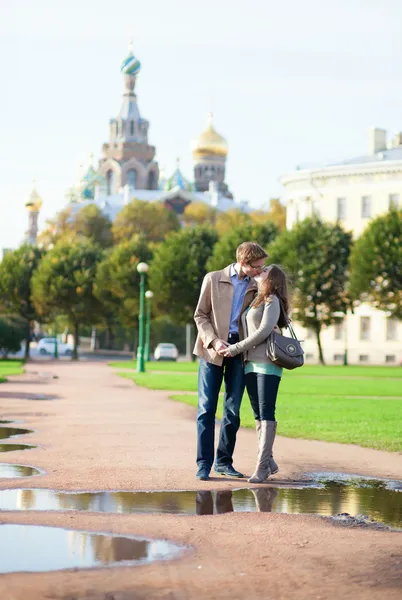 Пара, встречающаяся рядом с храмом Спасителя на Крови в Санкт-Петербурге — стоковое фото