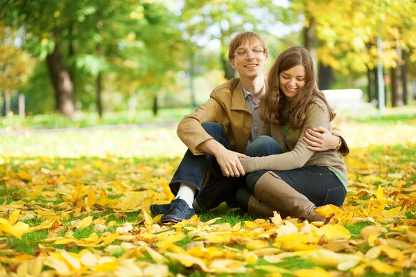 Young couple enjoying bright and warm autumn day in park or fore — Stock Photo, Image
