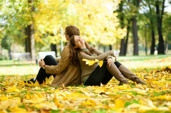 Citas pareja en hojas amarillas en un día de otoño —  Fotos de Stock