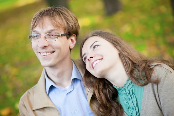 Unga älskande par tillsammans utomhus — Stockfoto