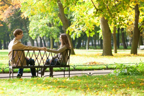 秋までベンチにカップルのデート — ストック写真