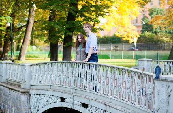 Romántica pareja amorosa en un puente — Foto de Stock