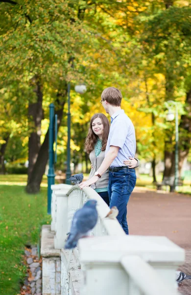 Романтическая влюбленная пара в парке — стоковое фото