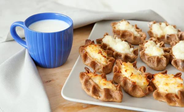 Pâtes traditionnelles caréliennes avec tasse de lait — Photo