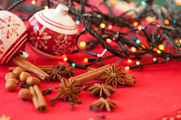 Närbild av kryddor och juldekorationer i bakgrunden — Stockfoto