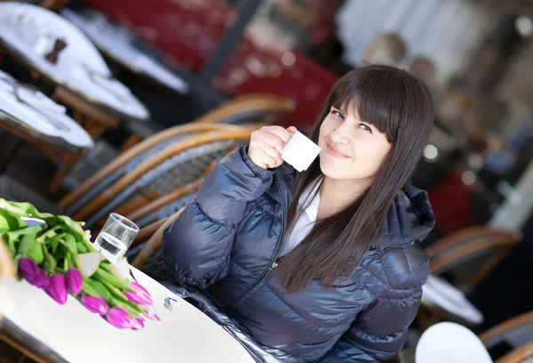 Schöne brünette Dame trinkt Kaffee in Pariser Straßencafé — Stockfoto