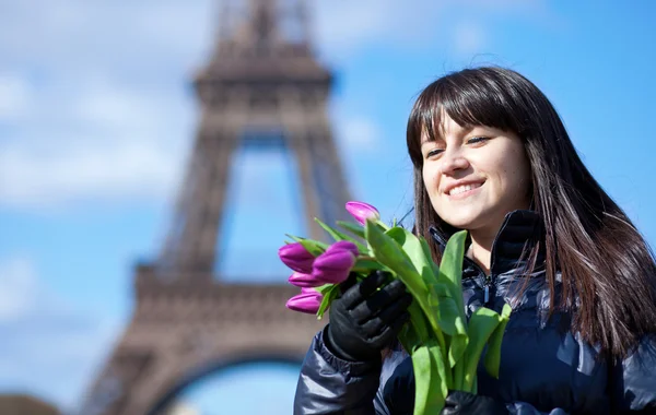 Porträtt av glada unga damen i paris med massa färska spr — Stockfoto