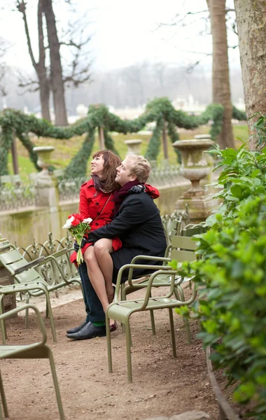 Casal romântico em um parque na primavera, namoro — Fotografia de Stock