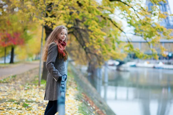 Hermosa chica rubia en la isla de Swan cerca de la torre Eiffel en Par — Foto de Stock