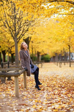 genç ve güzel kız güzel bir sonbahar günü Paris zevk