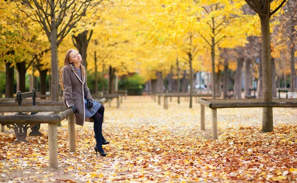 長いブロンドの髪と美しい秋を楽しむかなり若い女の子 — ストック写真