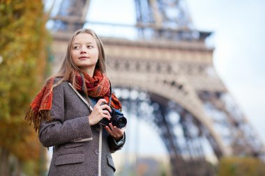 güzel kız par Eyfel Kulesi'ne yakın fotoğraf makinesi holding