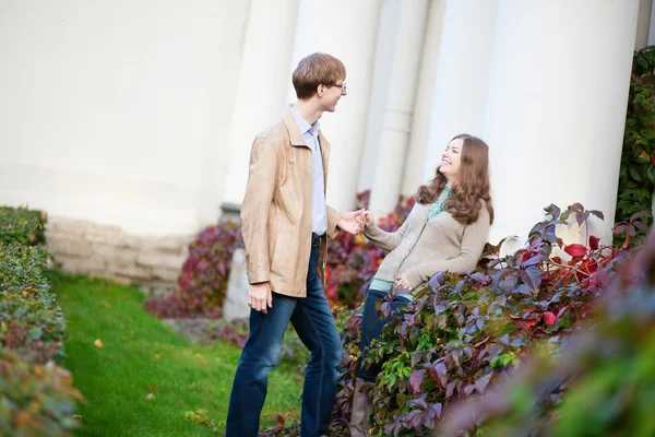 Joven pareja alegre teniendo una cita en el parque —  Fotos de Stock