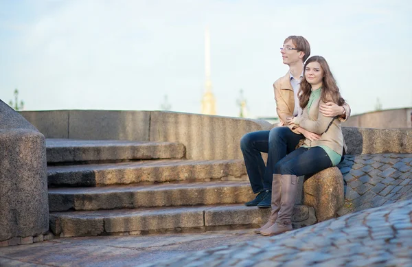 Couple sitting on the embankment with view to Peter and Paul For — Stock Photo, Image