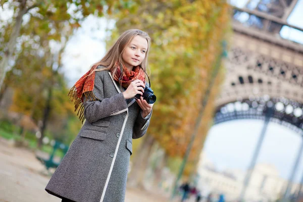 Hermosa chica con cámara fotográfica cerca de la torre Eiffel en París —  Fotos de Stock