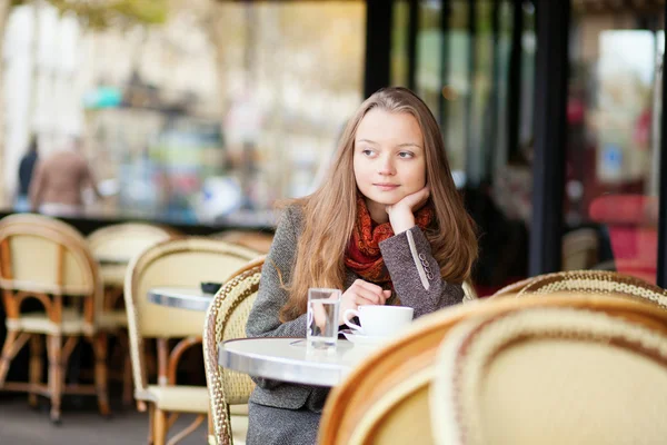 Promyšlené mladá dívka v venkovní kavárna v Paříži — Stock fotografie