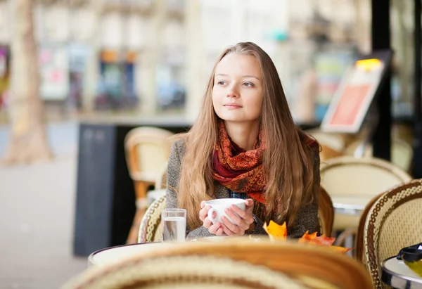 Pensive girl dans un café extérieur parisien — Photo