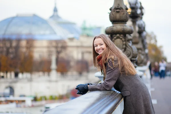 Gelukkig positieve meisje op de pont alexandre iii in Parijs — Stockfoto