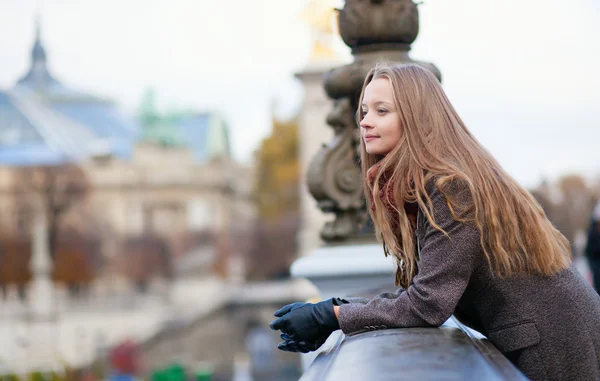 Menina em uma ponte parisiense, pensando — Fotografia de Stock