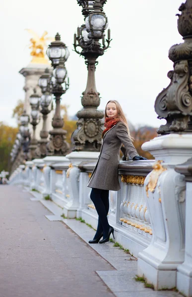 Schöne Mädchen mit langen blonden Haaren auf dem pont alexandre iii in — Stockfoto