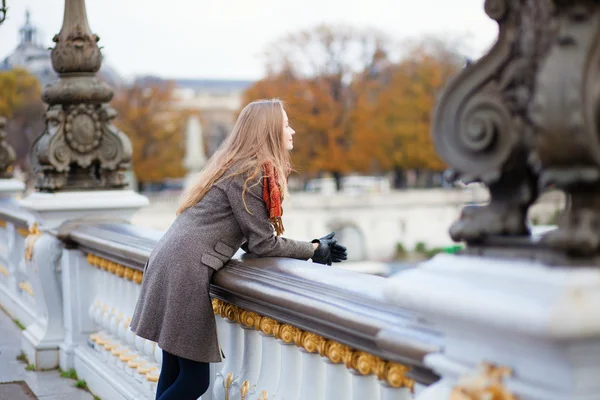 Piękny młody turysta w Paryżu dnia jesienią lub wiosną — Zdjęcie stockowe