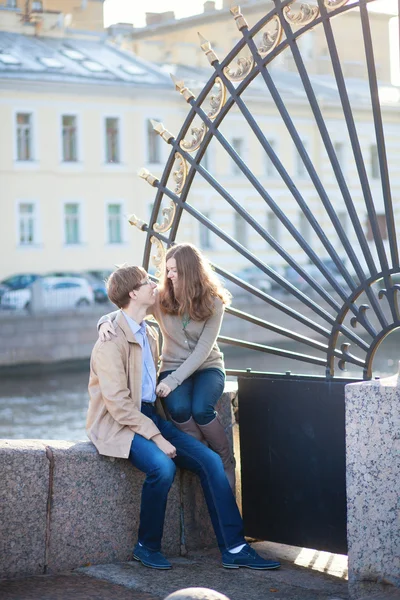 Dating romantiska par nära sommarträdgården i saint petersbur — Stockfoto