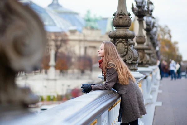 Ρομαντικό νεαρή γυναίκα με όμορφα μακριά μαλλιά σε γέφυρα στην παράγρ — Φωτογραφία Αρχείου