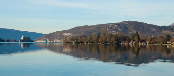 Lago di Annecy in una luminosa giornata invernale — Foto Stock