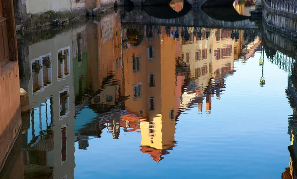 Casas coloridas de Annecy (França) refletidas na água — Fotografia de Stock
