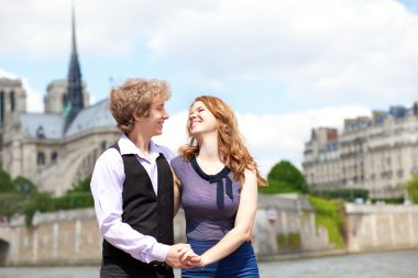mutlu birlikte Paris'teki notre dame yakınında