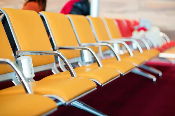 Linha de assentos laranja com tomada elétrica no aeroporto — Fotografia de Stock