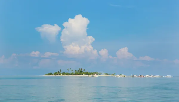 Isla de arena blanca tropical perfecta con palmeras — Foto de Stock