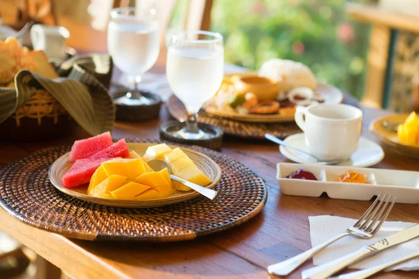 Delicioso café da manhã saudável com seleção de frutas e café — Fotografia de Stock