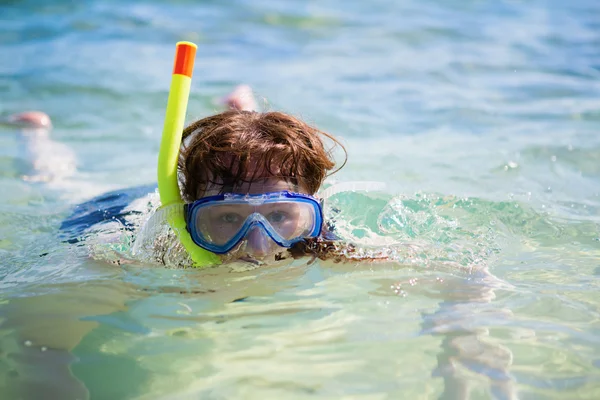 Mulher snorkeling em águas tropicais turquesa — Fotografia de Stock