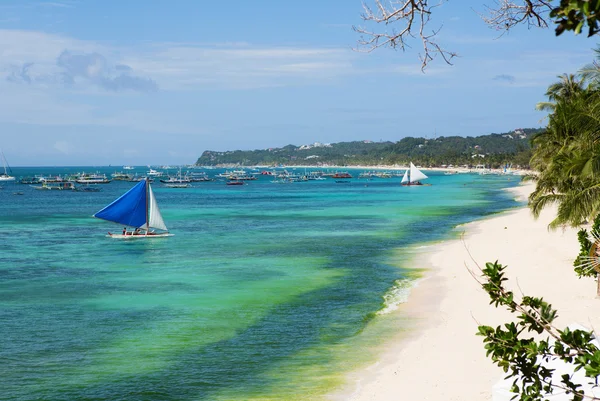 Schönes Segelboot in der Nähe von weißem Sandstrand in Boracay, Philippinen — Stockfoto