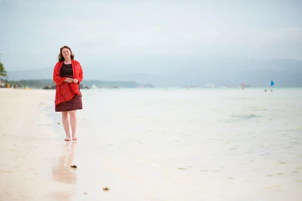 Mulher bonita andando pela praia de areia branca perfeita em Boracay , — Fotografia de Stock