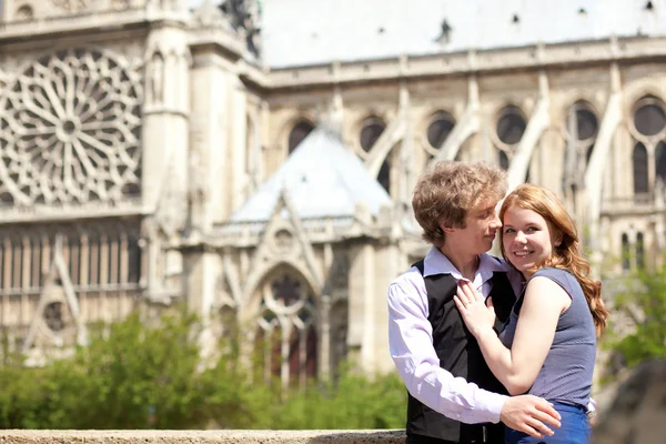 Hugging couple near Notre Dame de Paris — Stock Photo, Image