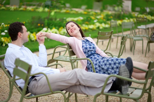 Romantiska par sitter på stolar i luxembourg trädgården i paris — Stockfoto