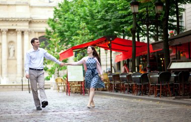 Paris'te açık bir kafe yürüme Çift
