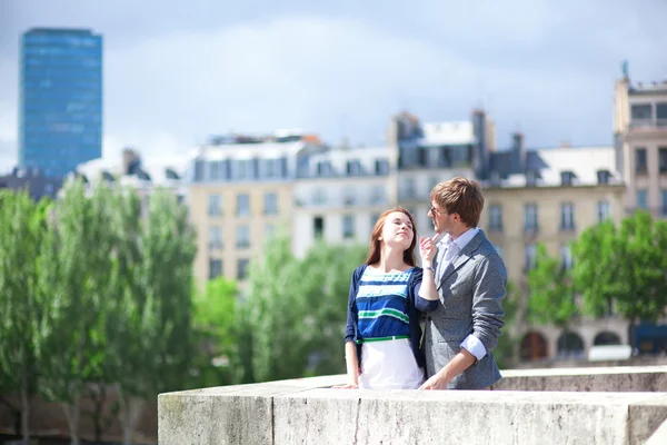 Pareja romántica citas en París en el puente —  Fotos de Stock