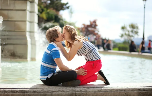 Kissing by the fountain in Paris — Stock Photo, Image