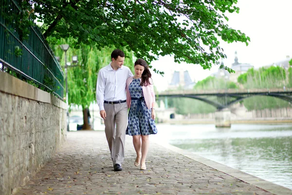 Romantic dating couple is walking by the water in Paris — Stock Photo, Image