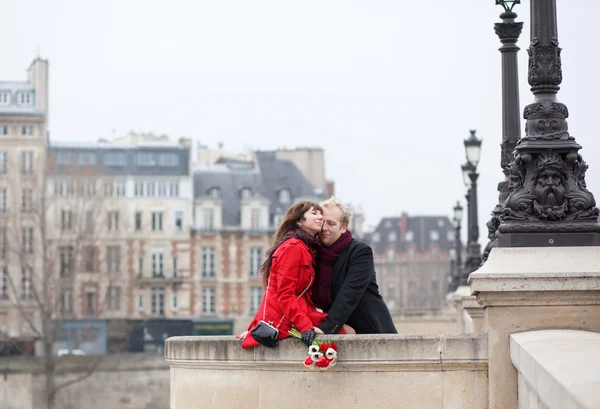 Beautiful romantic couple having a date in Paris — Stock Photo, Image