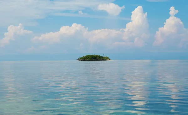 Isla de arena blanca tropical perfecta en el océano — Foto de Stock