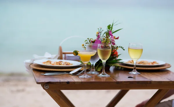 Jantar romântico para dois com coquetel margarita para servido em um — Fotografia de Stock