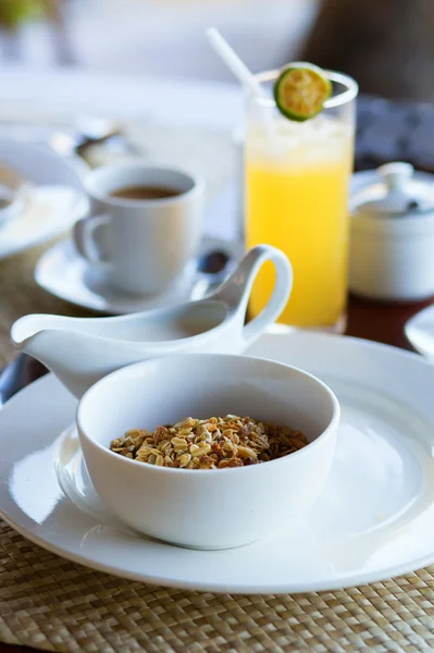 Delicioso desayuno con cereales, leche, zumo de frutas y café — Foto de Stock