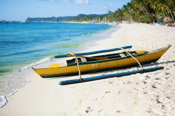 Barca veche din lemn bangka pe plaja cu nisip alb din Boracay, Philippin — Fotografie, imagine de stoc