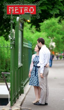 Paris metro istasyonunun yakınında güzel Çift