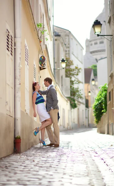 Romantyczna para o dacie na montmartre w Paryżu — Zdjęcie stockowe