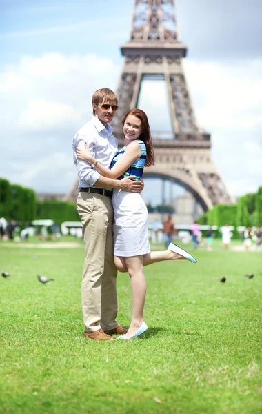 Zbliżenie szczęśliwa para pozytywny przytulanie w pobliżu Wieży Eiffla — Zdjęcie stockowe